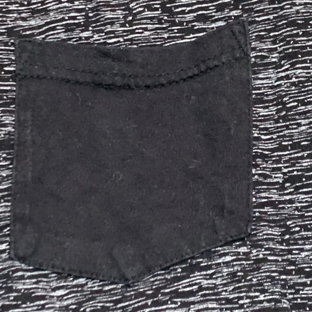 Straight Faded Contrast Pocket Tee black heathered with solid black pocket Sz L